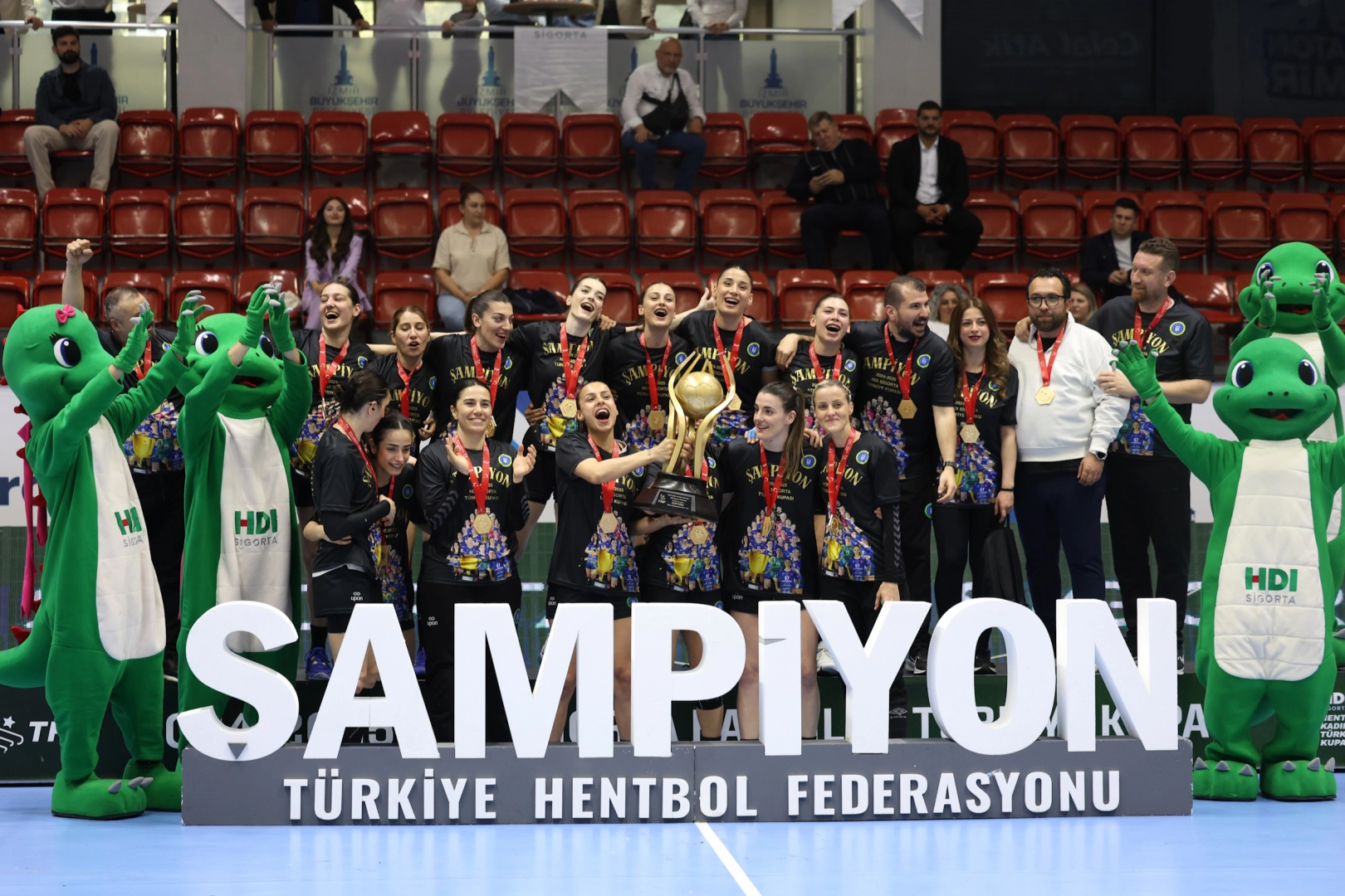 Hentbolde Türkiye Kupası Bursalı kadınların