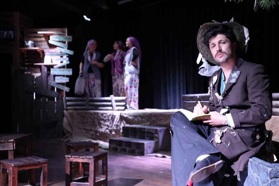 Bursa İnegöl'de 'Komşu Köyün Delisi' gala yaptı