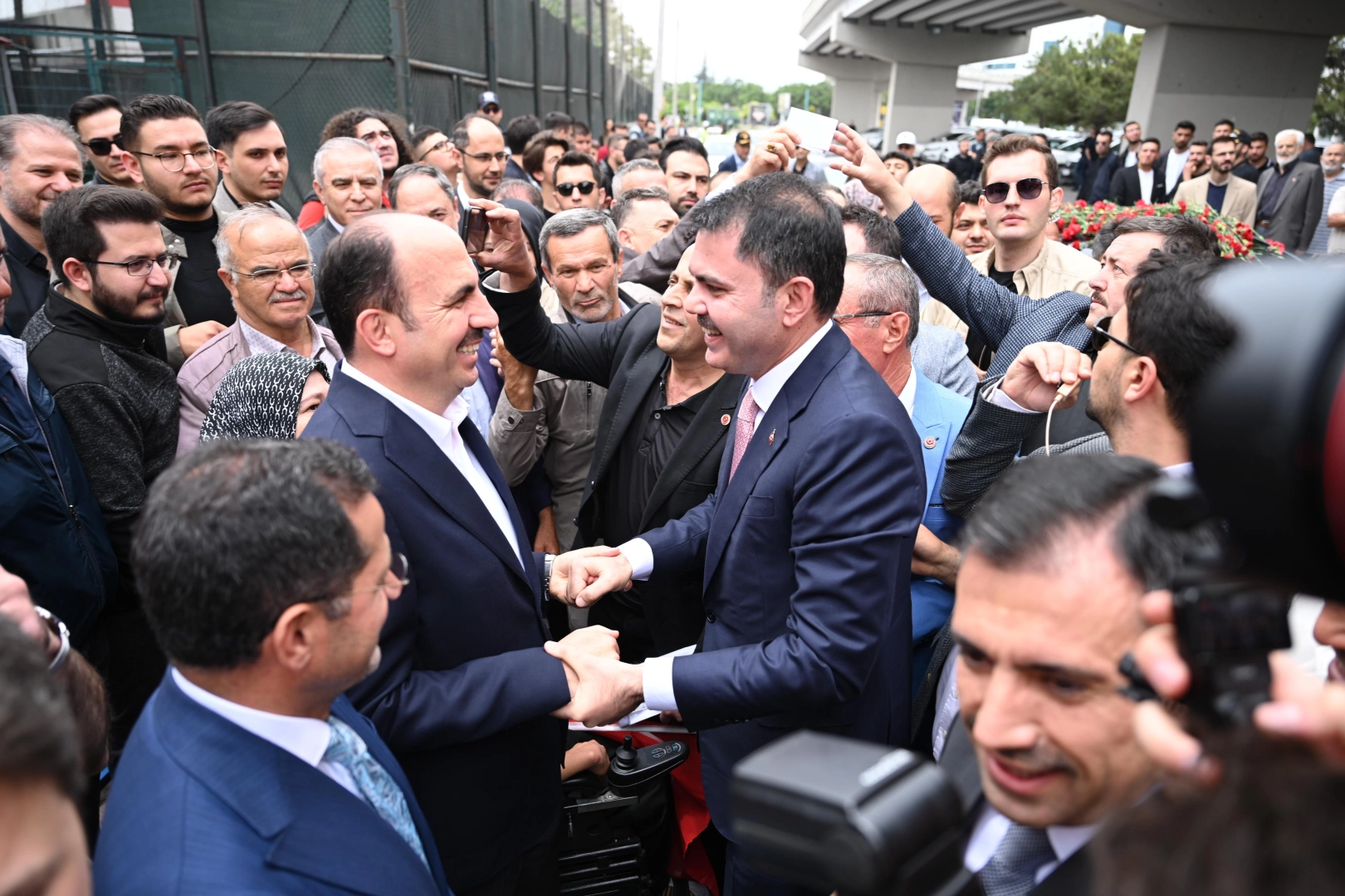 Bakan Kurum Konya Türbeönü'nde kucaklaştı