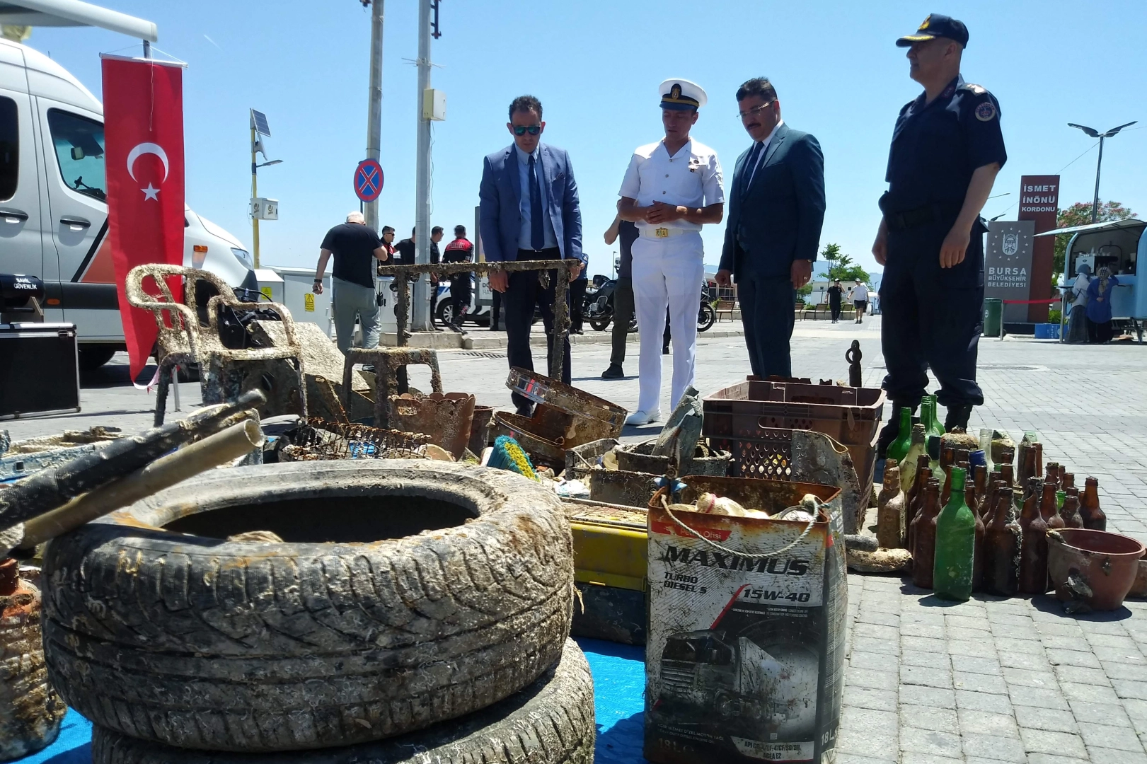 Mudanya'da Sahil Güvenlik'ten denizlere nefes aldıran temizlik