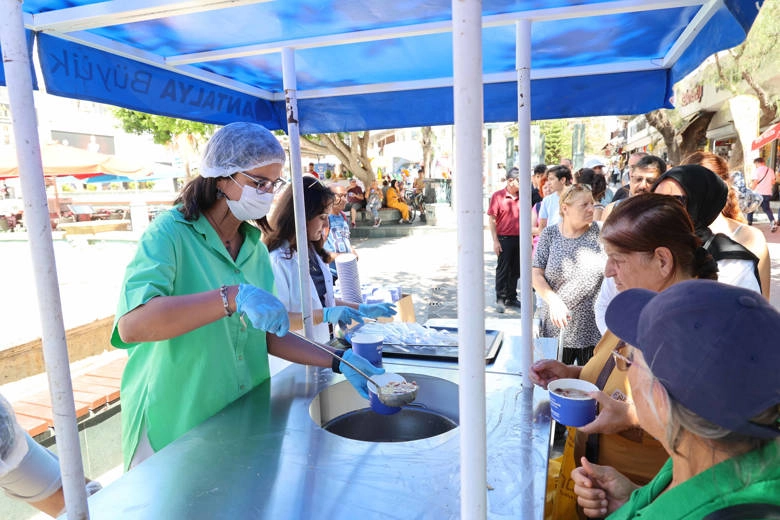 Antalya Büyükşehir geleneksel aşure ikramlarına başladı