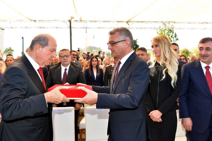 KKTC'de devir teslim tamam! Erhürman görevi Tatar'dan devraldı