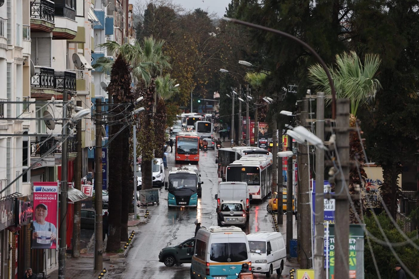 İzmir Özmen Caddesi'ndeki yeni altyapı yağmur sınavından geçti