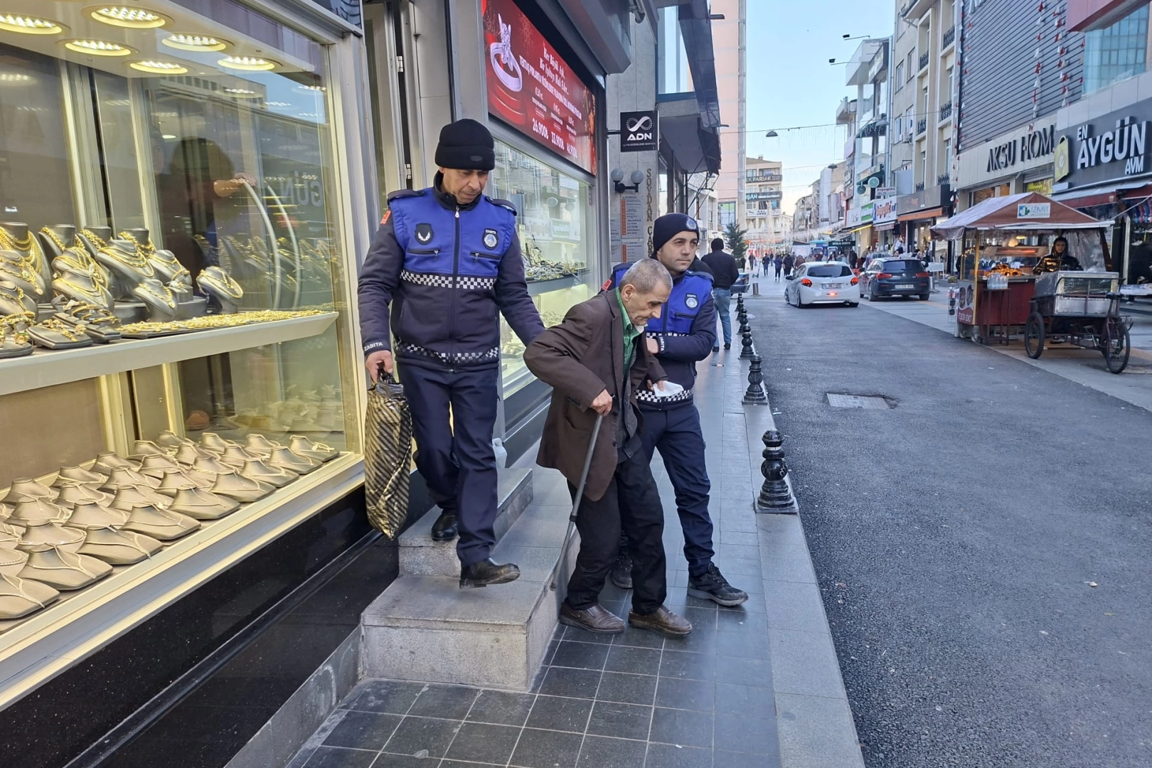 Mağdur vatandaşlara zabıta şefkati
